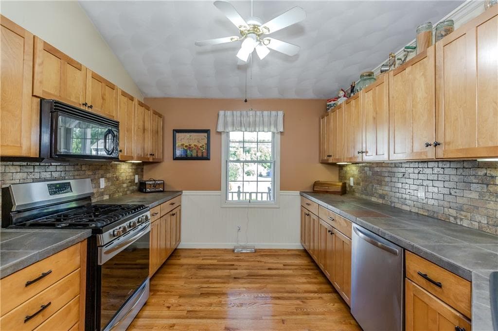 Single Family Residence at 15 Primrose Drive, Cranston, photo 13 of 40