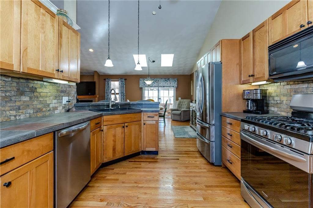Single Family Residence at 15 Primrose Drive, Cranston, photo 12 of 40