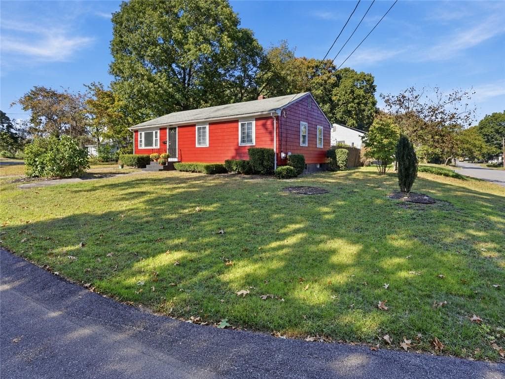 Single Family Residence at 165 Adrian Street, Warwick, photo 24 of 25