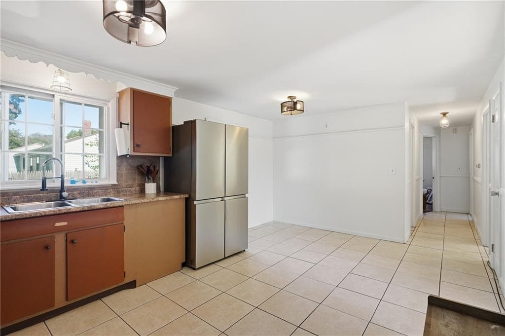 Single Family Residence at 165 Adrian Street, Warwick, photo 10 of 25