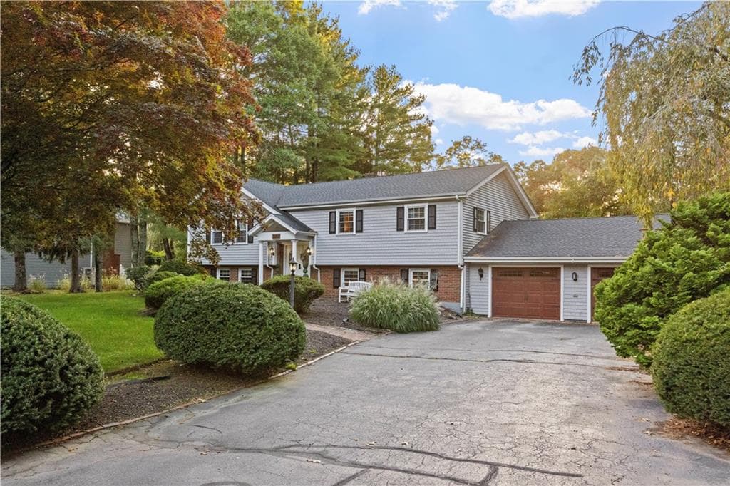 Single Family Residence at 22 Gilbert Stuart Drive, Warwick, photo 2 of 34