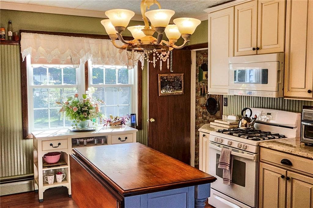 Single Family Residence at 1502 Mendon Road, Woonsocket, photo 13 of 32