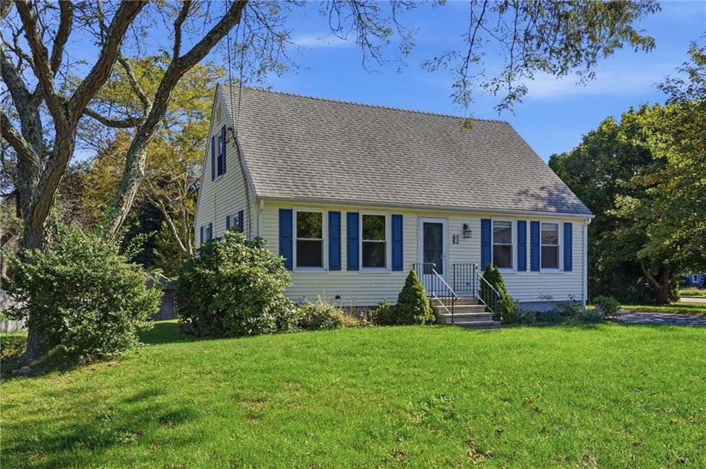 Single Family Residence at 2 Surrey Drive, Westerly, photo 4 of 36