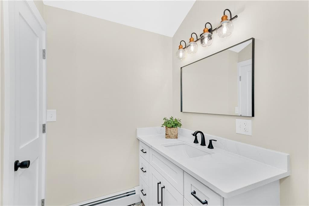 Single Family Residence at 327 Shamrock Drive, Warwick, photo 15 of 29