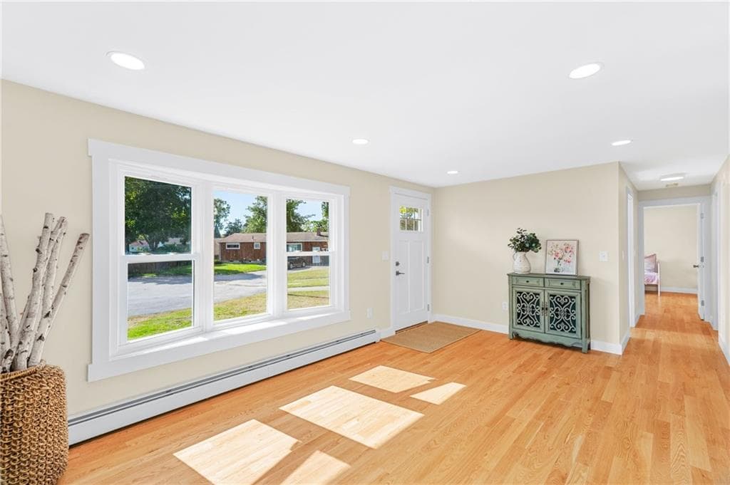 Single Family Residence at 327 Shamrock Drive, Warwick, photo 8 of 29