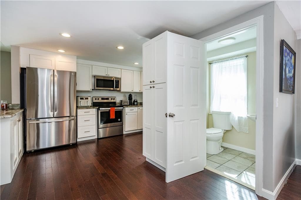 Single Family Residence at 925 Cedar Swamp Road, Warwick, photo 13 of 37
