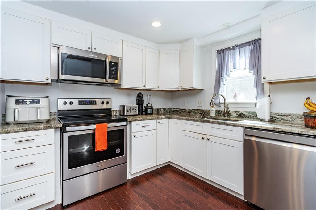 Single Family Residence at 925 Cedar Swamp Road, Warwick, photo 12 of 37