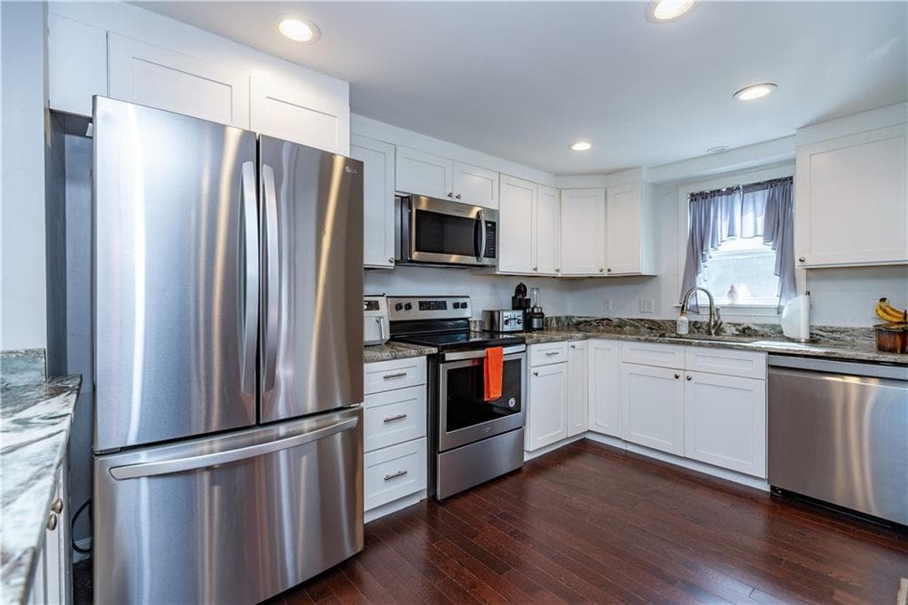 Single Family Residence at 925 Cedar Swamp Road, Warwick, photo 11 of 37