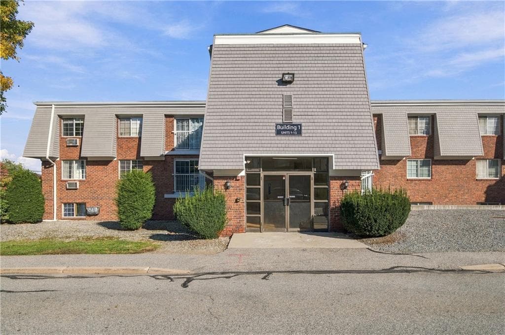 Condominium at 300 Smithfield Road UNIT 1-5, North Providence, photo 2 of 20