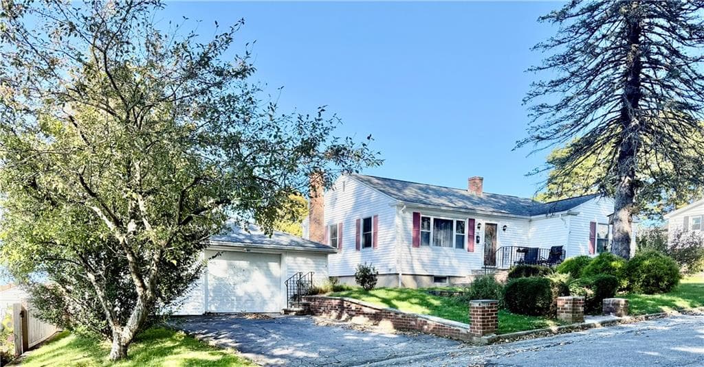 Single Family Residence at 52 Grinnell Avenue, Tiverton, photo 2 of 36