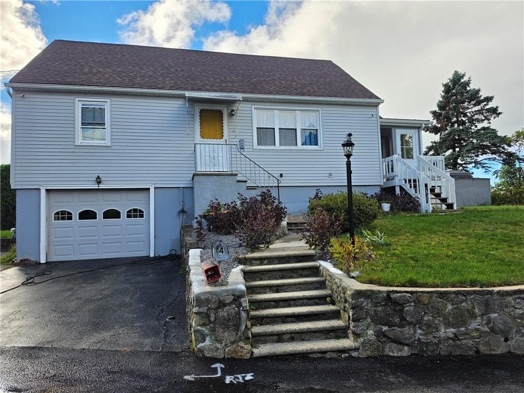 Single Family Residence at 4 Heritage Circle, Johnston, photo 2 of 23