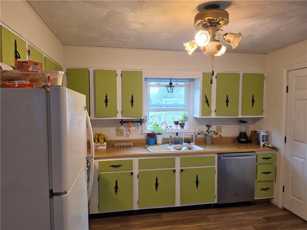 Single Family Residence at 4 Heritage Circle, Johnston, photo 12 of 23