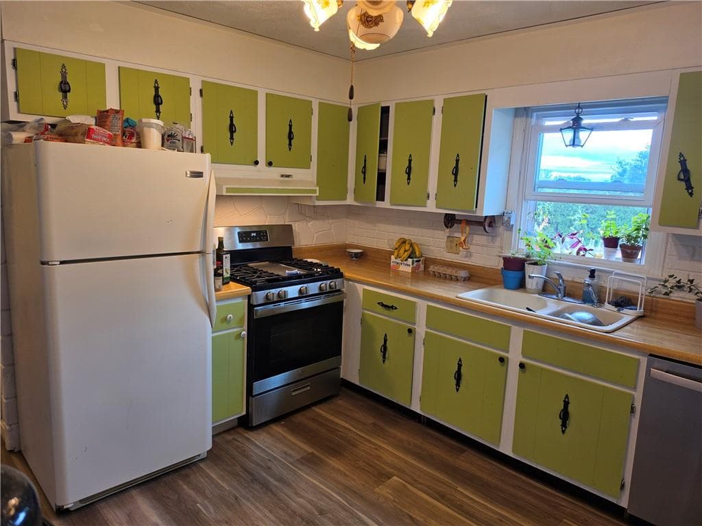 Single Family Residence at 4 Heritage Circle, Johnston, photo 11 of 23