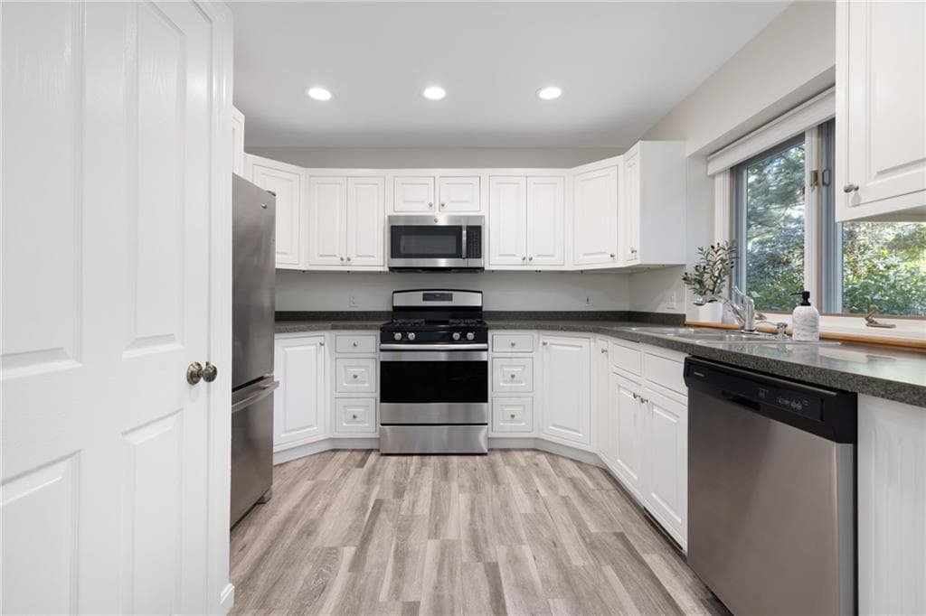 Condominium at 203 Dean Ridge Court, Cranston, photo 15 of 36