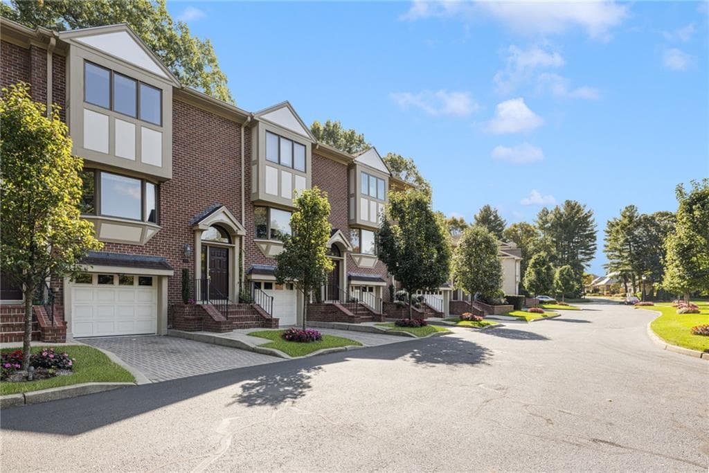 Condominium at 203 Dean Ridge Court, Cranston, photo 4 of 36