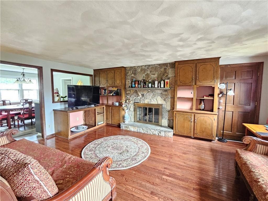 Single Family Residence at 3 Kirker Drive, East Greenwich, photo 9 of 48