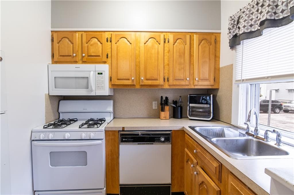 Multi Family at 65 67 Darlingdale Avenue, Pawtucket, photo 5 of 34