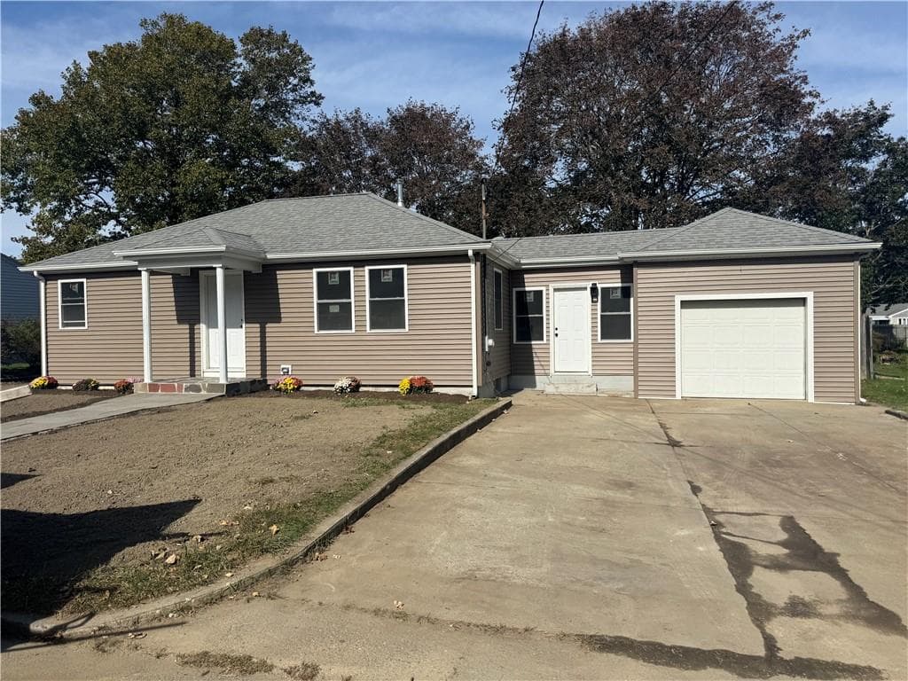 Single Family Residence at 112 Durfee Road, Tiverton, photo 2 of 24