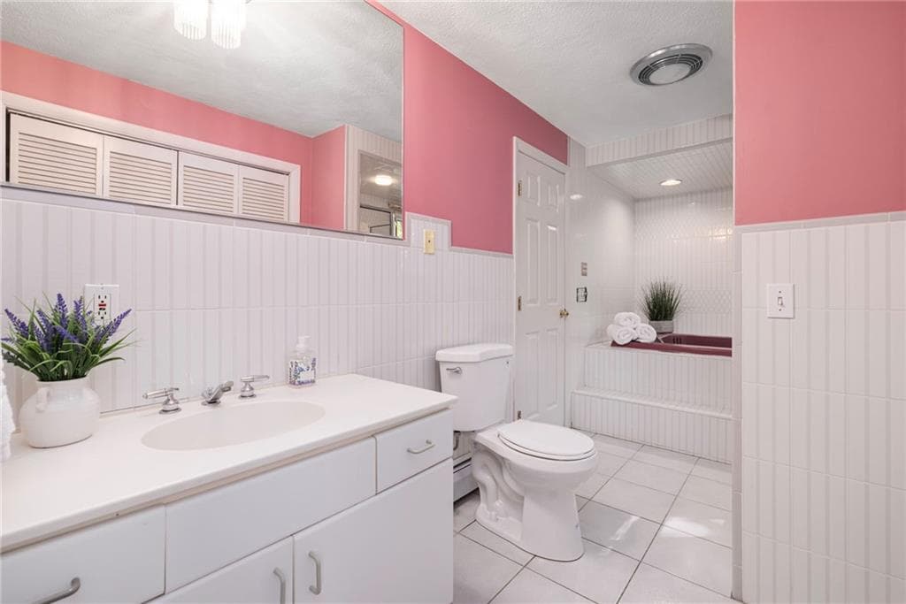 Single Family Residence at 128 Swan Road, Smithfield, photo 17 of 39