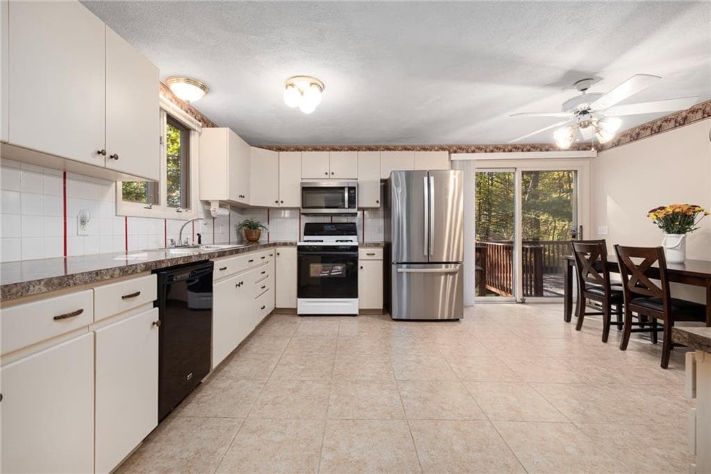 Single Family Residence at 128 Swan Road, Smithfield, photo 7 of 39