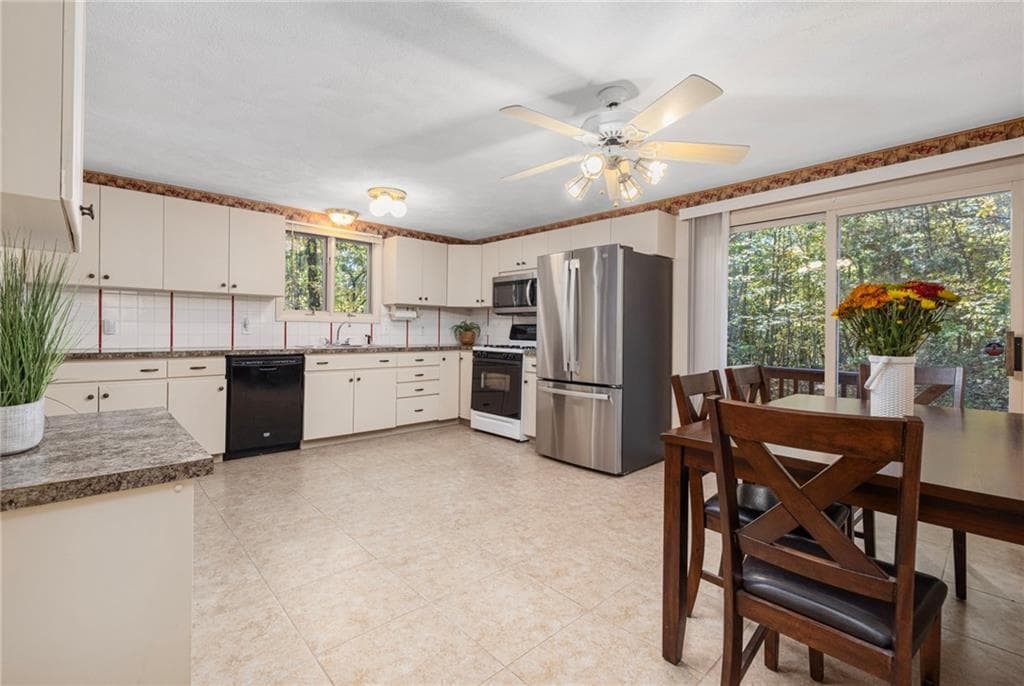 Single Family Residence at 128 Swan Road, Smithfield, photo 9 of 39