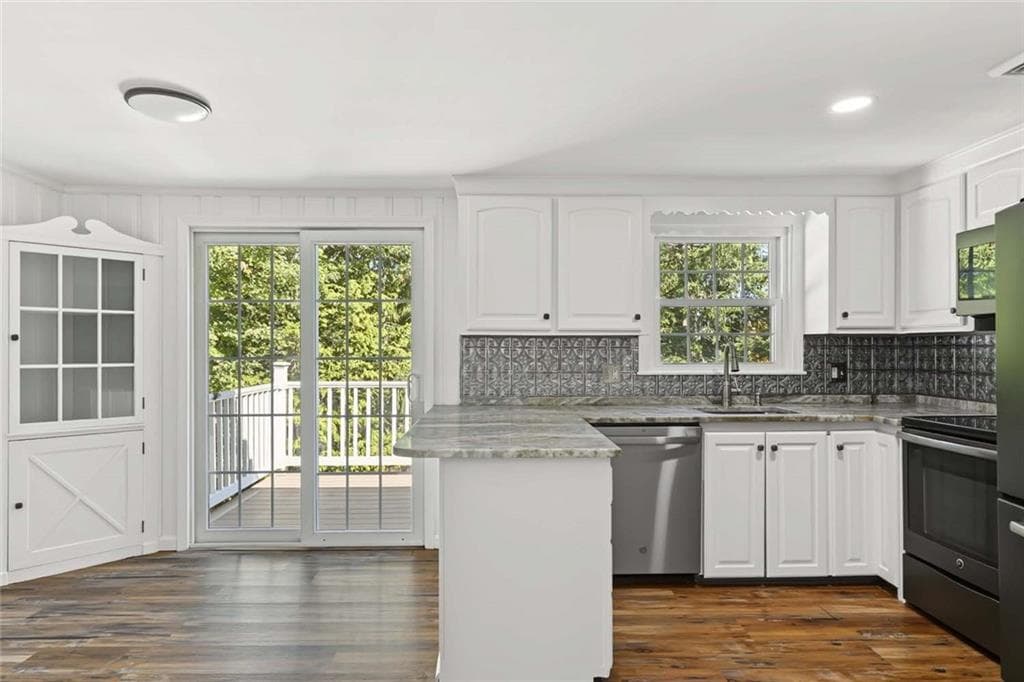 Single Family Residence at 11 Beauregard Avenue, Lincoln, photo 13 of 41