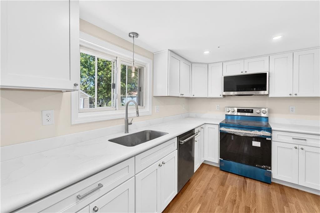 Single Family Residence at 291 Groveland Avenue, Warwick, photo 2 of 50