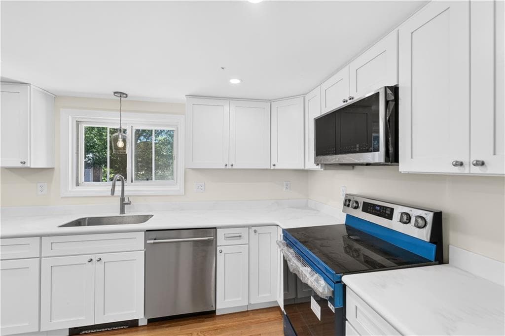 Single Family Residence at 291 Groveland Avenue, Warwick, photo 3 of 50