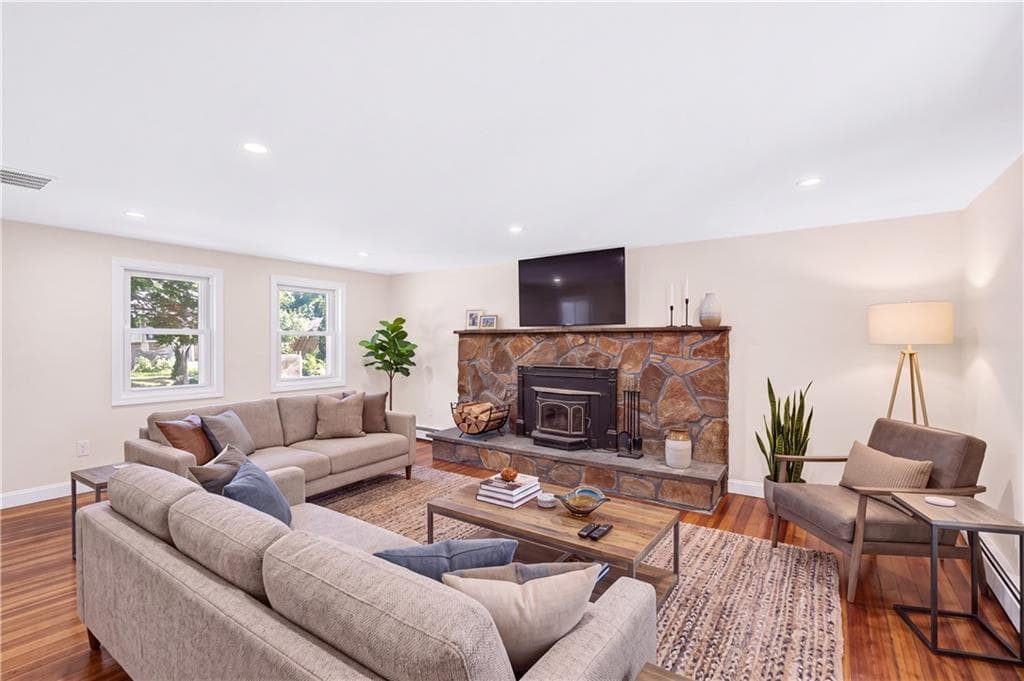 Single Family Residence at 291 Groveland Avenue, Warwick, photo 10 of 50