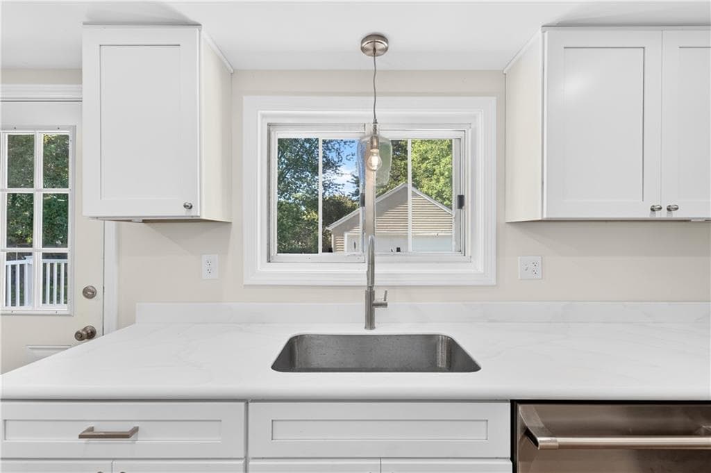 Single Family Residence at 291 Groveland Avenue, Warwick, photo 4 of 50