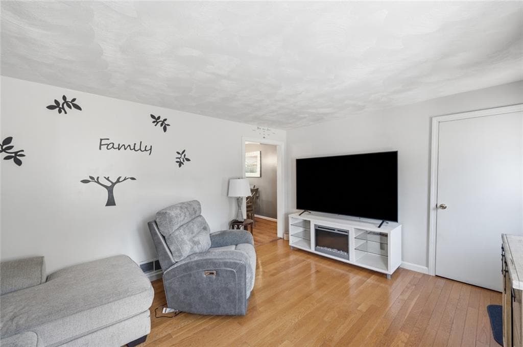 Single Family Residence at 291 Nausauket Road, Warwick, photo 11 of 35