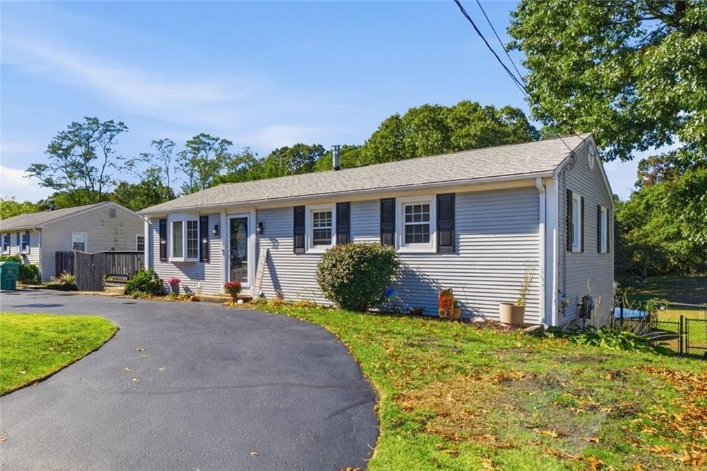 Single Family Residence at 291 Nausauket Road, Warwick, photo 4 of 35