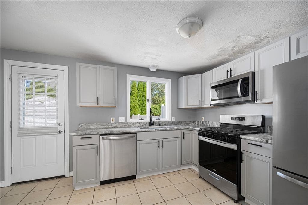 Multi Family at 298 300 Grosvenor Avenue, East Providence, photo 6 of 35