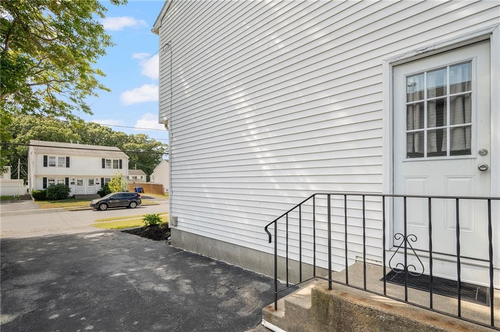 Multi Family at 298 300 Grosvenor Avenue, East Providence, photo 18 of 35