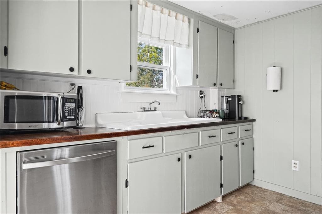 Single Family Residence at 12 Freemont Street, West Warwick, photo 7 of 40