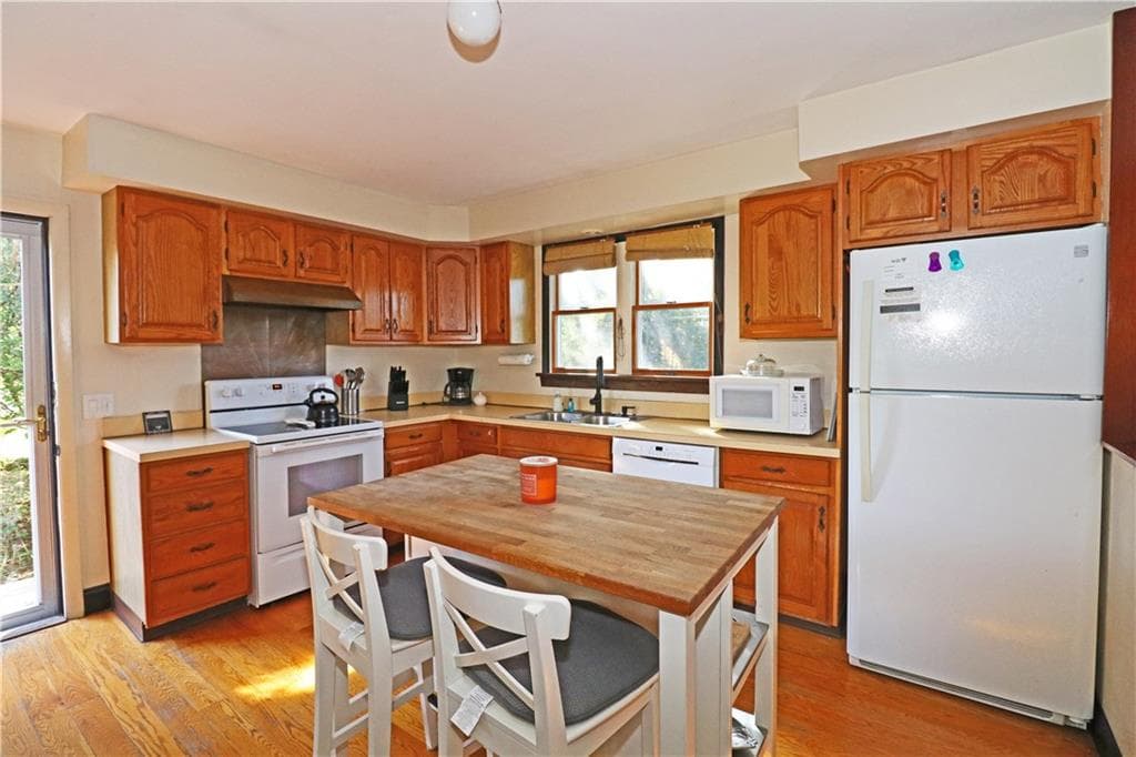 Single Family Residence at 12 Draper Avenue, Middletown, photo 10 of 32