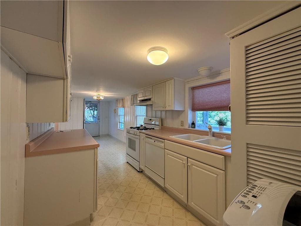 Single Family Residence at 117 Namquid Drive, Warwick, photo 4 of 31