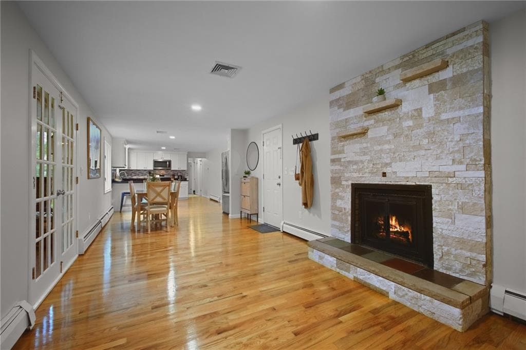 Single Family Residence at 22 Oakhurst Drive, Smithfield, photo 6 of 32