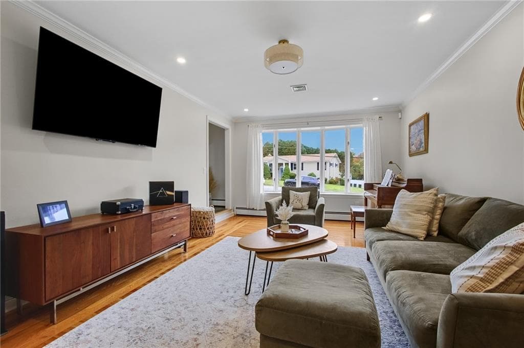 Single Family Residence at 22 Oakhurst Drive, Smithfield, photo 10 of 32