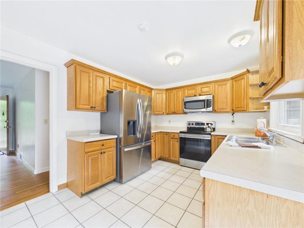 Single Family Residence at 115 Little Rest Road, South Kingstown, photo 13 of 30