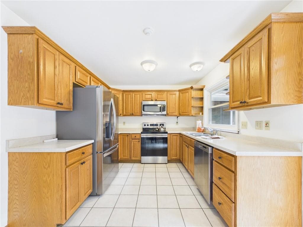 Single Family Residence at 115 Little Rest Road, South Kingstown, photo 12 of 30