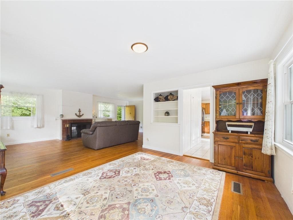 Single Family Residence at 115 Little Rest Road, South Kingstown, photo 7 of 30