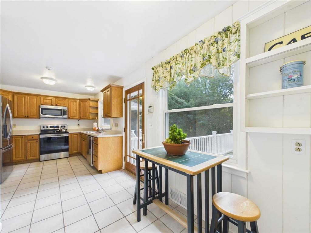 Single Family Residence at 115 Little Rest Road, South Kingstown, photo 10 of 30