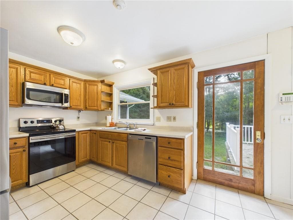 Single Family Residence at 115 Little Rest Road, South Kingstown, photo 14 of 30