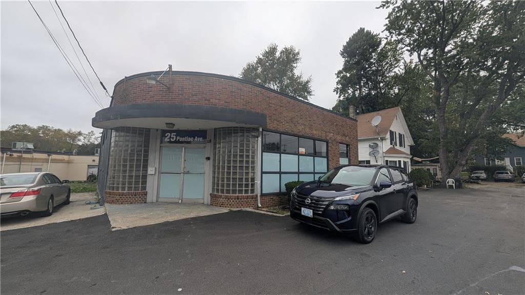 25 Pontiac Avenue