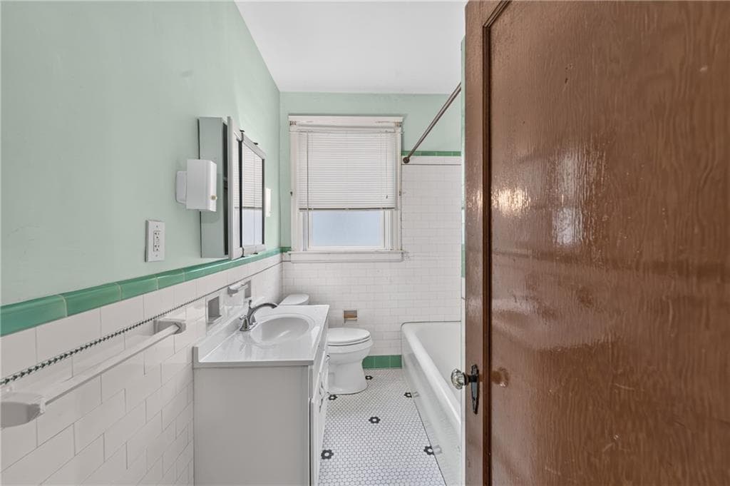 Multi Family at 113 Radcliffe Avenue, Providence, photo 27 of 37