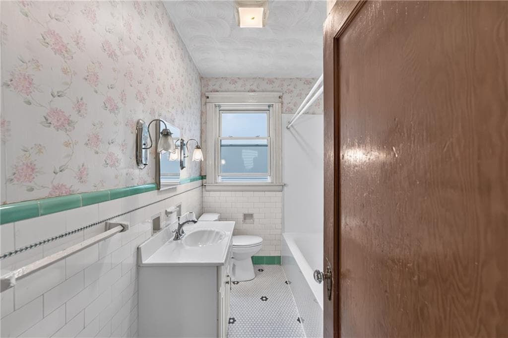 Multi Family at 113 Radcliffe Avenue, Providence, photo 13 of 37