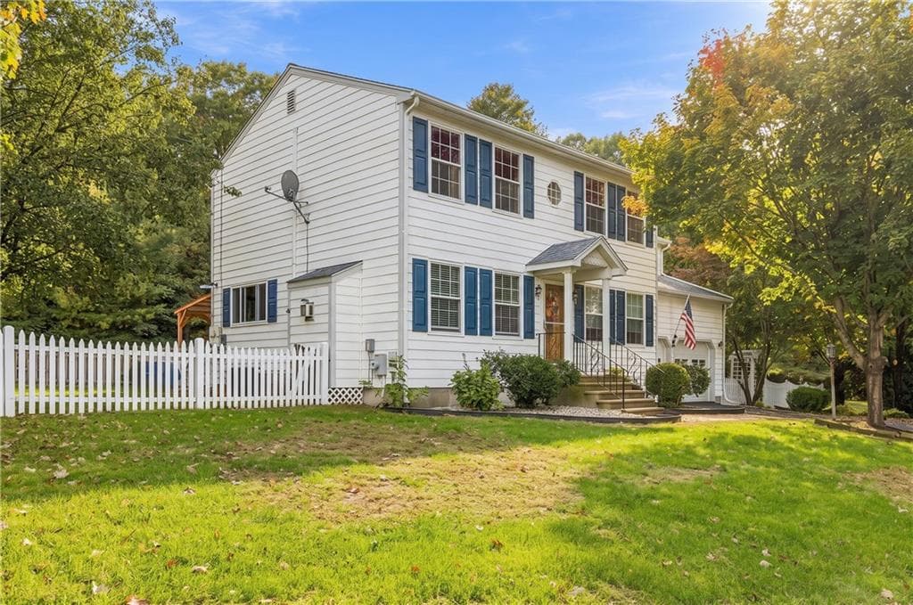 Single Family Residence at 18 Pineridge Drive, Smithfield, photo 2 of 49