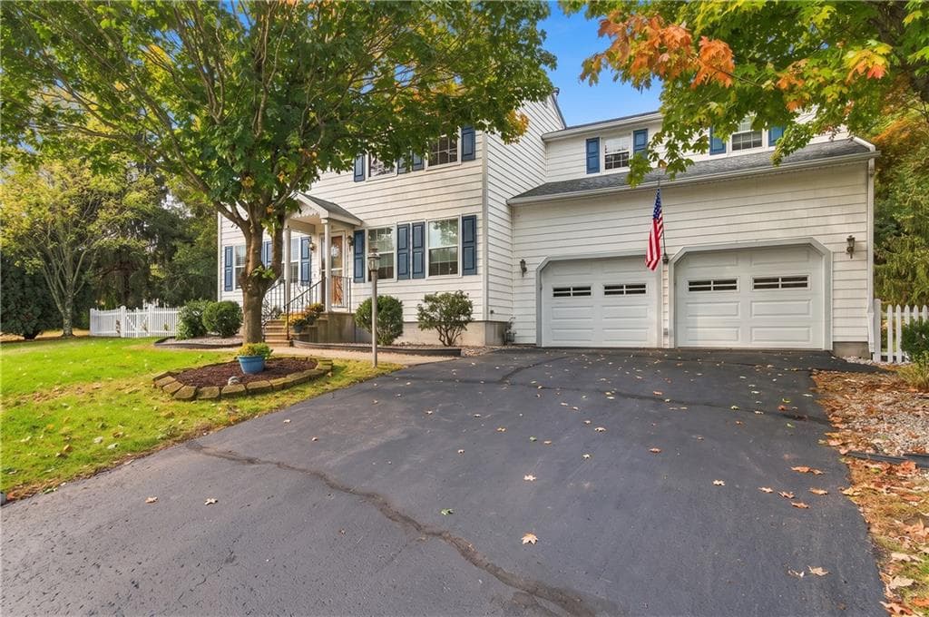 Single Family Residence at 18 Pineridge Drive, Smithfield, photo 3 of 49
