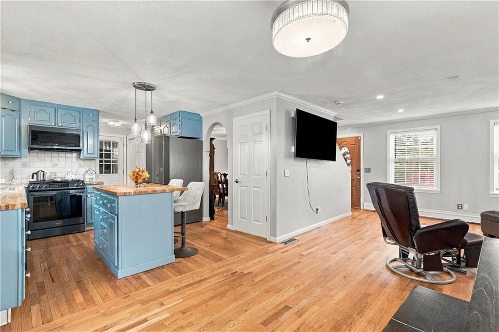 Single Family Residence at 18 Pineridge Drive, Smithfield, photo 14 of 49